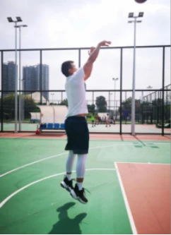 刻苦训练篮球时如何避免受伤的建议_1